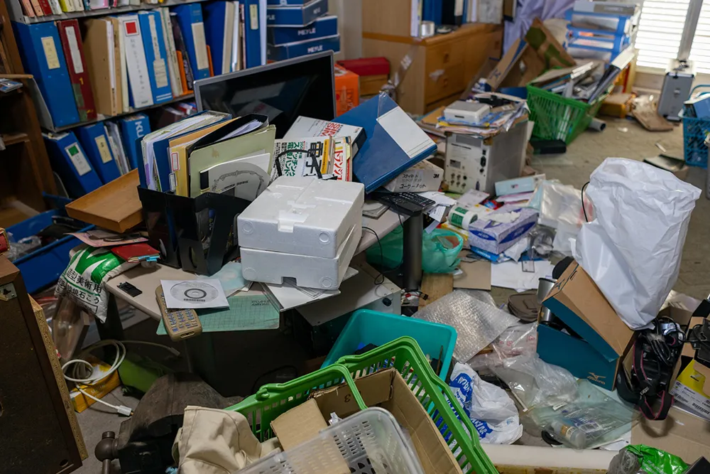 写真：散らかった部屋