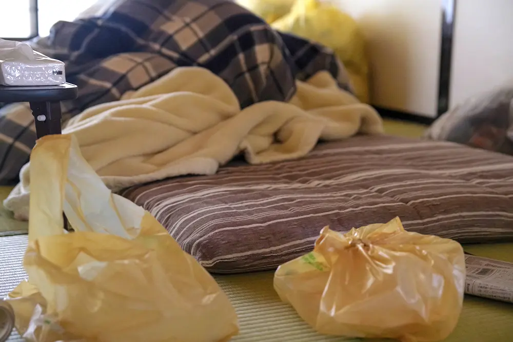 写真：散らかった部屋