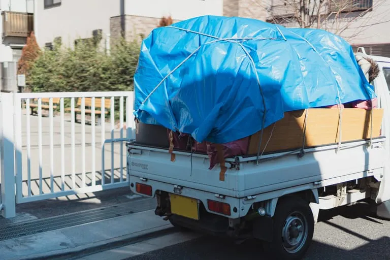 写真：荷物を積んだ軽トラック