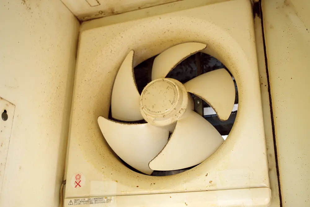 写真:汚れた換気扇